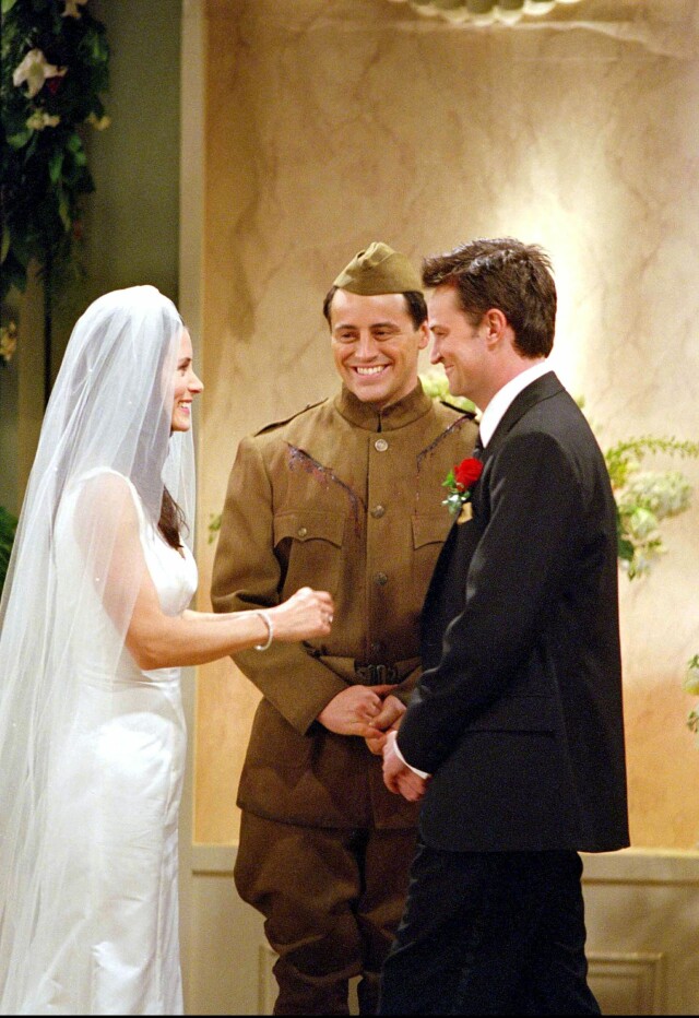 SKREV OM HISTORIEN: Det var egentlig planlagt at Monica og Joey (i midten) skulle bli et par. Det ble imidlertid endret, og Monica og Chandler endte opp som ektepar. Foto: TT NYHETSBYRÅN SKREV OM HISTORIEN: Det var egentlig planlagt at Monica og Joey (i midten) skulle bli et par. Det ble imidlertid endret, og Monica og Chandler endte opp som ektepar. Foto: TT NYHETSBYRÅN